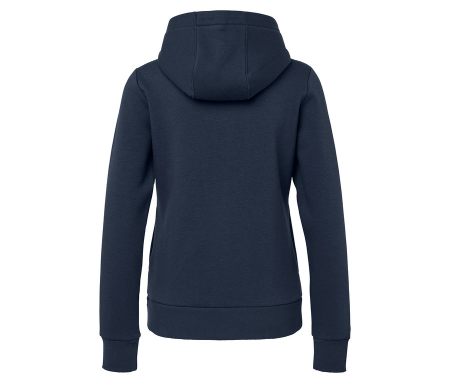 Detail zadní strany tmavě modré mikiny s kapucí.