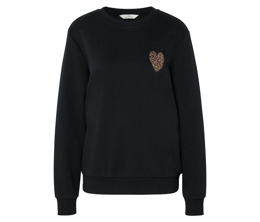 Černá mikina s malým srdíčkem na hrudi.