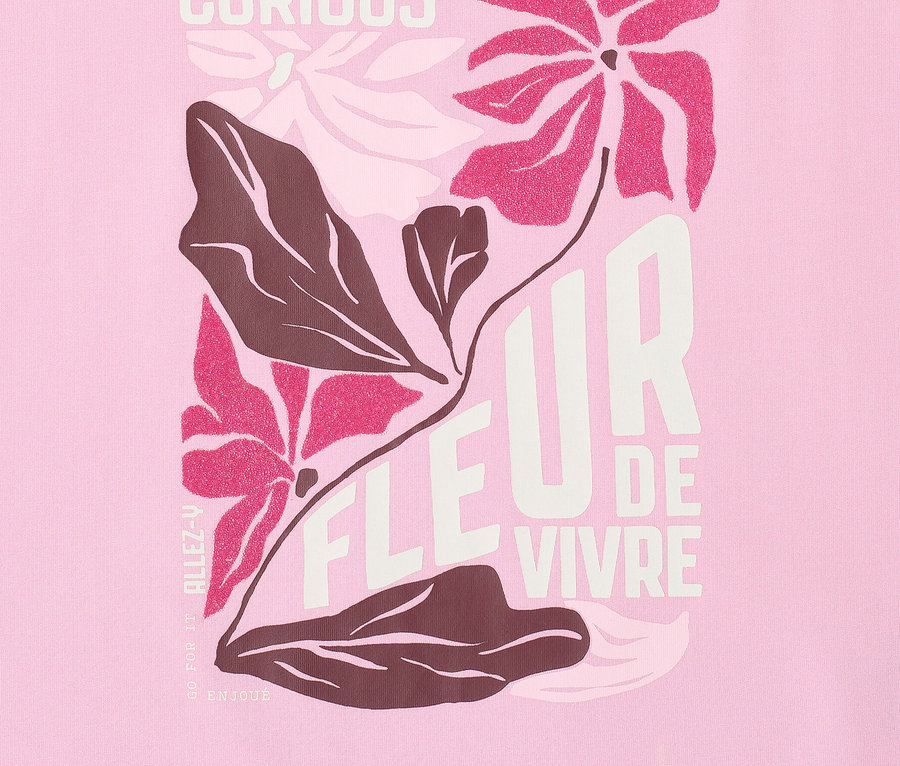 Detail trička Placement CECIL s květinovým vzorem a nápisem CURIOUS.