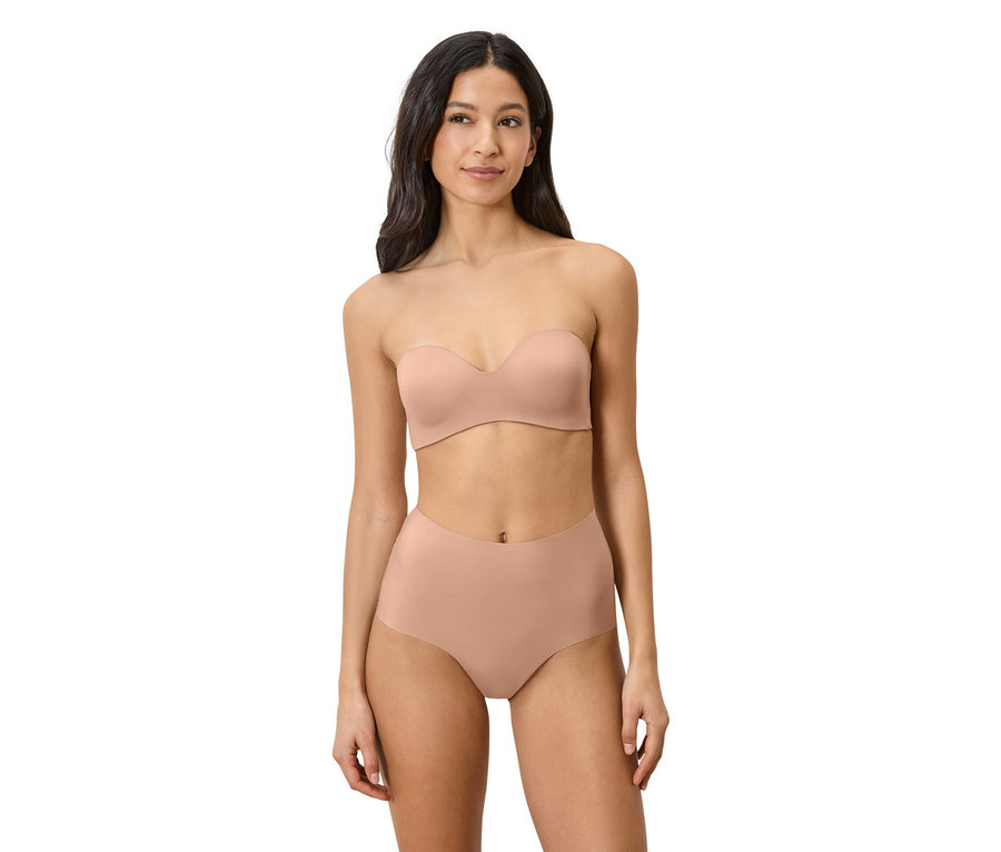 Žena má na sobě tělovou podprsenku bez ramínek a kalhotky s vysokým pasem.