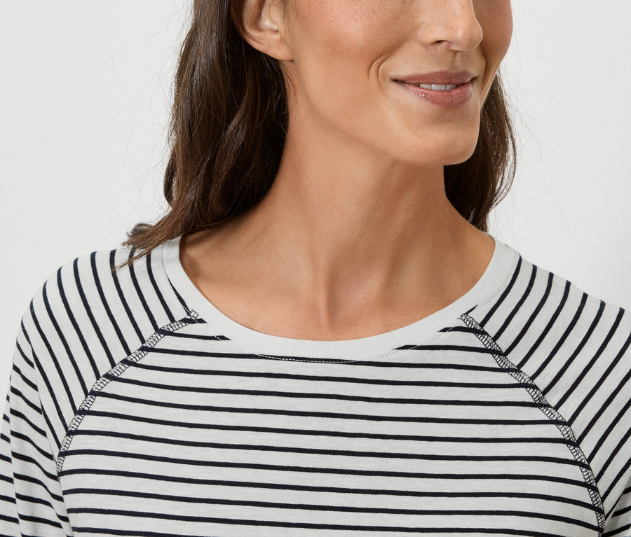 Detailní záběr ženy v pruhovaném tričku s dlouhým rukávem.