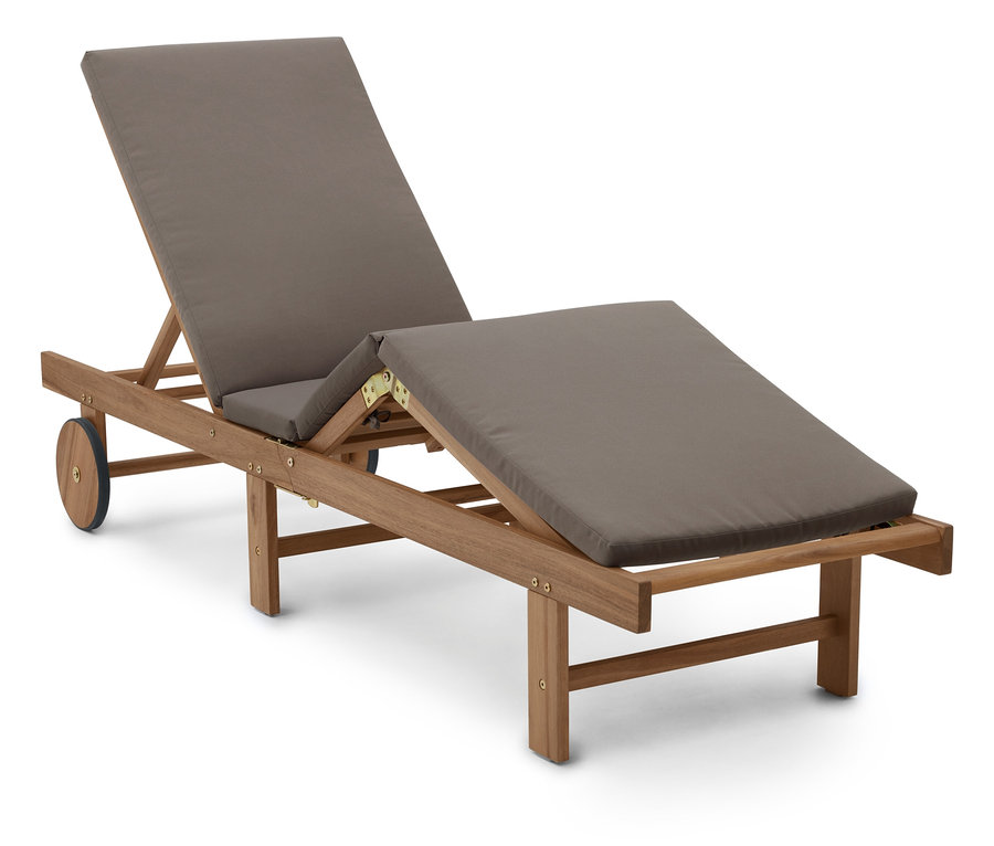 Jedno dřevěné lehátko se šedými polštáři na bílém pozadí.