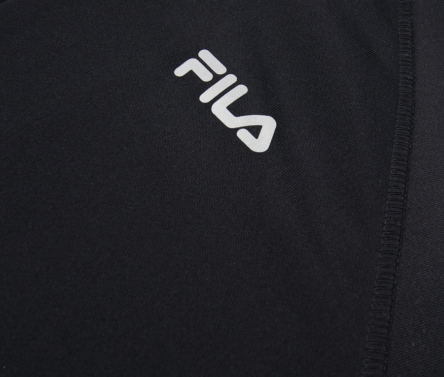 Detailní záběr na černý top FILA na zip.