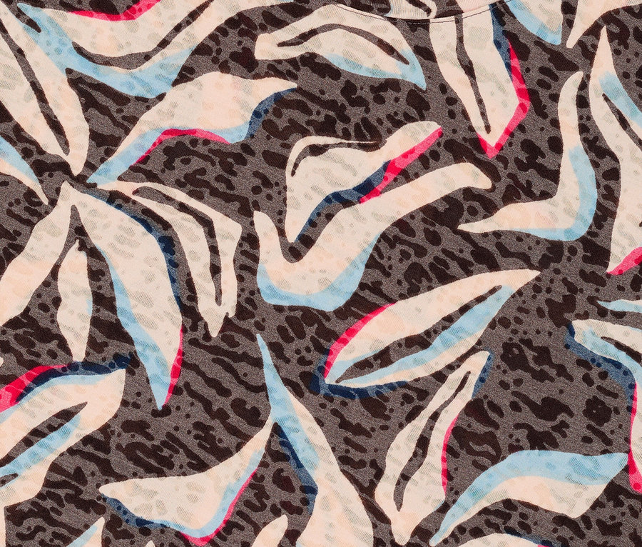 Detail modrého trička s krátkým rukávem CECIL s abstraktním vzorem a hnědým výstřihem.