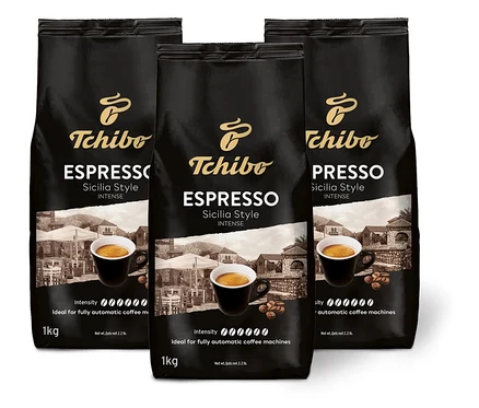 Tři černé balíčky kávy "Tchibo Espresso Sicilia Style" stojí vedle sebe.