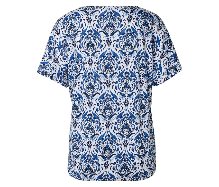 Pohled zezadu na top s modro-bílým vzorem.