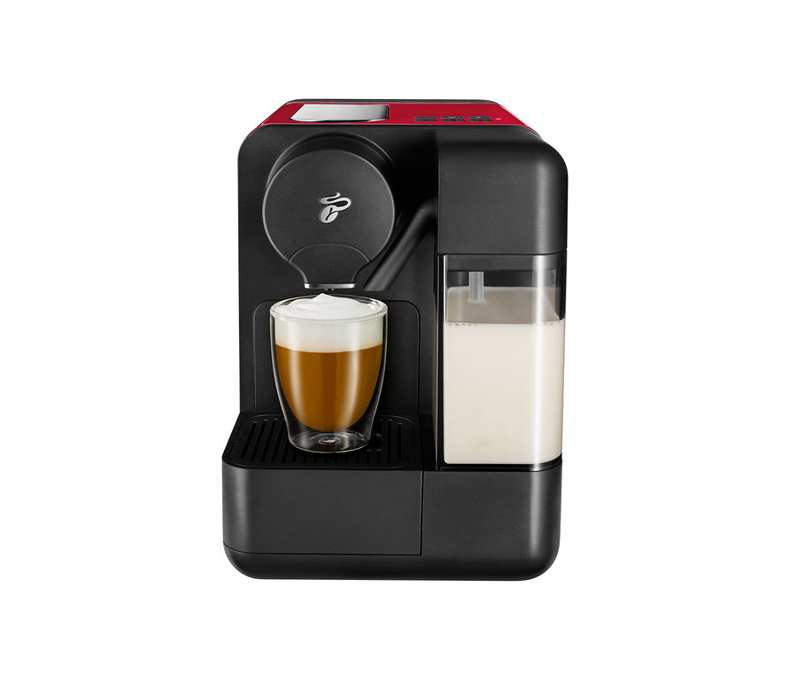 Černý kávovar Cafissimo milk, červený, s šálkem cappuccina.