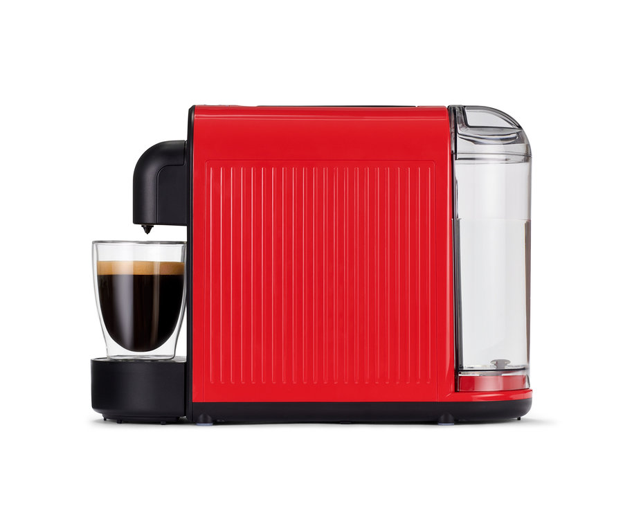 Červený kávovar Cafissimo now red s šálkem kávy na bílém pozadí.