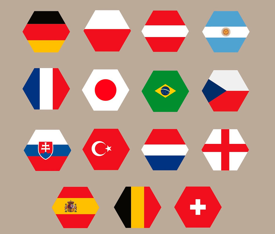 Mřížka 15 šestiúhelníkových vlajek, včetně Německa, Polska, Rakouska, Argentiny, Francie, Japonska, Brazílie, České republiky, Slovenska, Turecka, Nizozemska, Anglie, Španělska, Belgie a Švýcarska.