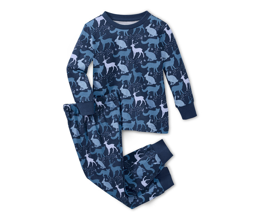 Modré pyžamo s potiskem zvířat.