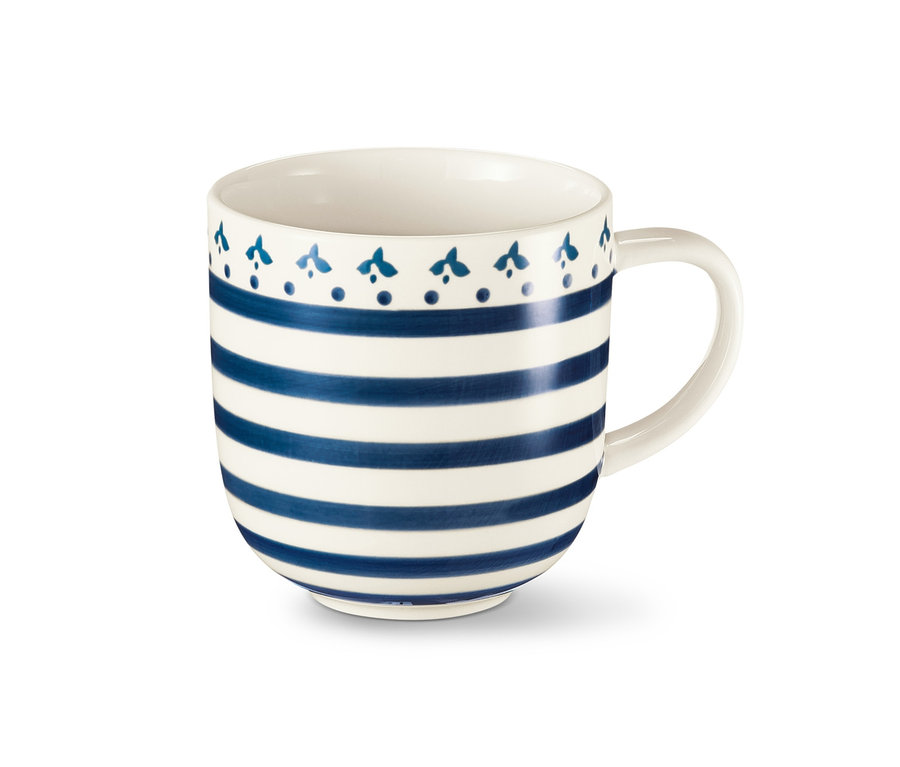 Bílý hrnek s modrými pruhy a ručně malovaným dekorem.