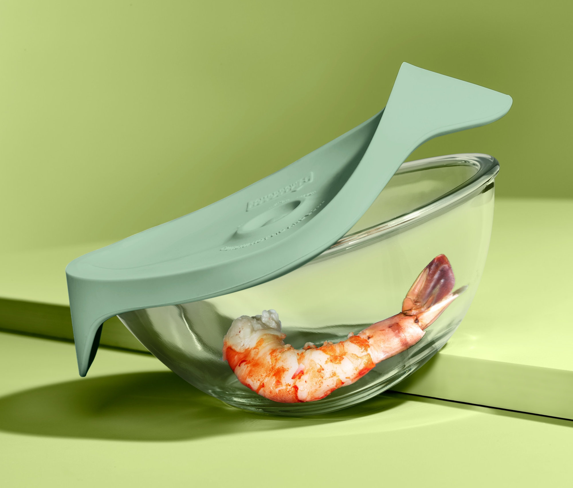 Kreveta v parní nádobě do mikrovlnné trouby.