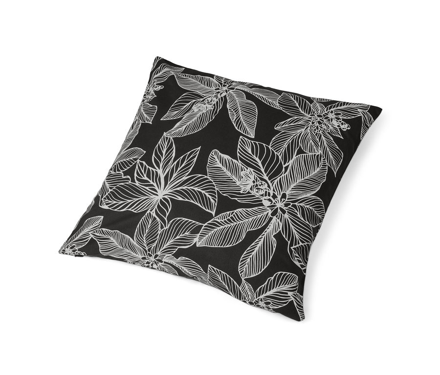 Černý povlak na dekorační polštářek s bílým květinovým vzorem.