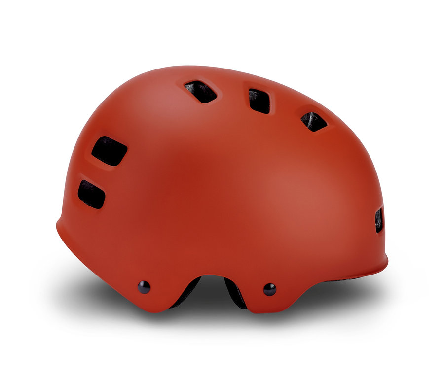Oranžová cyklistická helma s LED světlem vzadu.