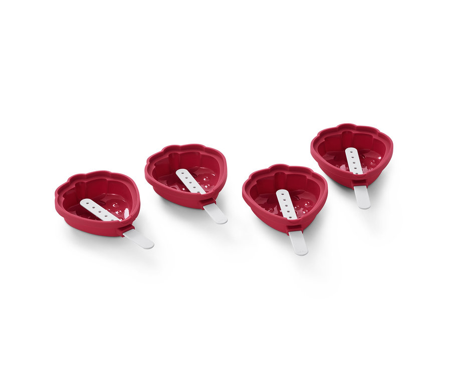 Čtyři červené formičky na nanuky.