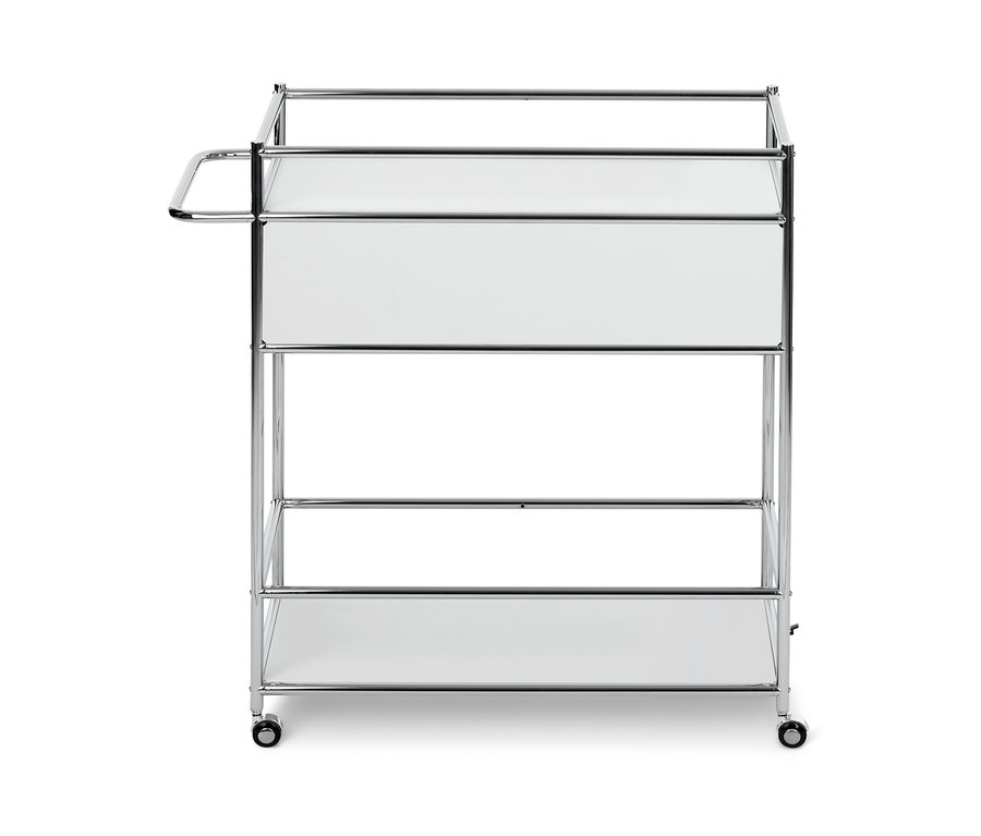 Kovový barový vozík se třemi policemi a zásuvkou.