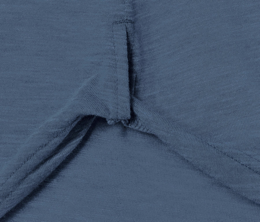 Detail modrého topu na jógu.
