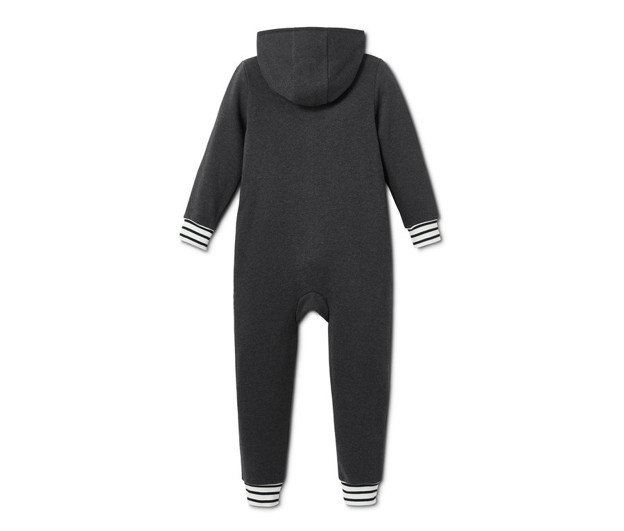 Antracitová dětská kombinéza s kapucí a pruhovanými manžetami.