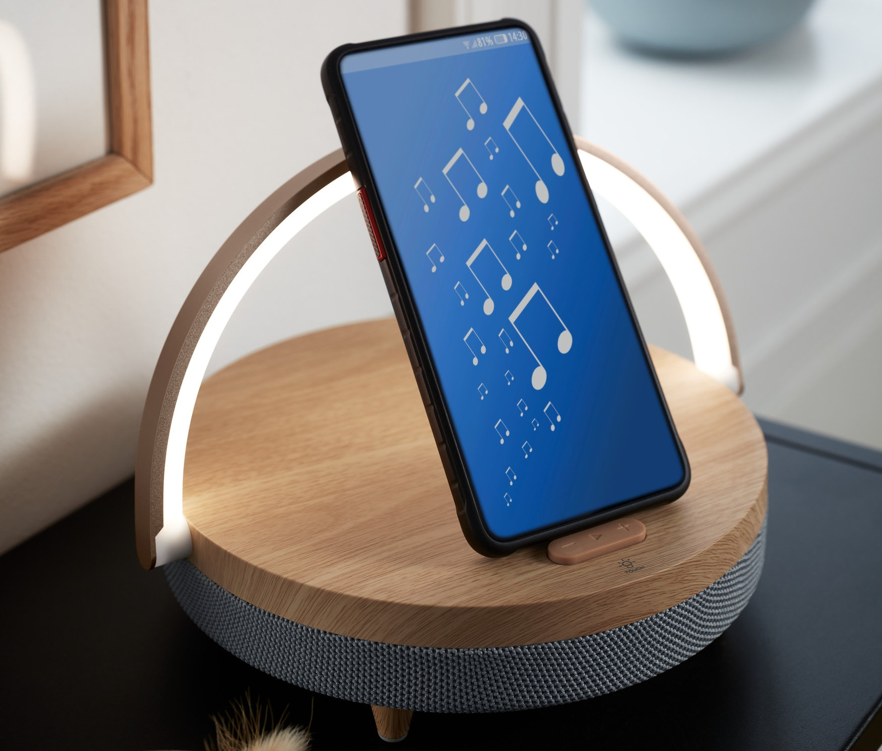 Mobilní telefon se opírá o Bluetooth® reproduktor s bezdrátovou nabíječkou a nočním LED osvětlením.