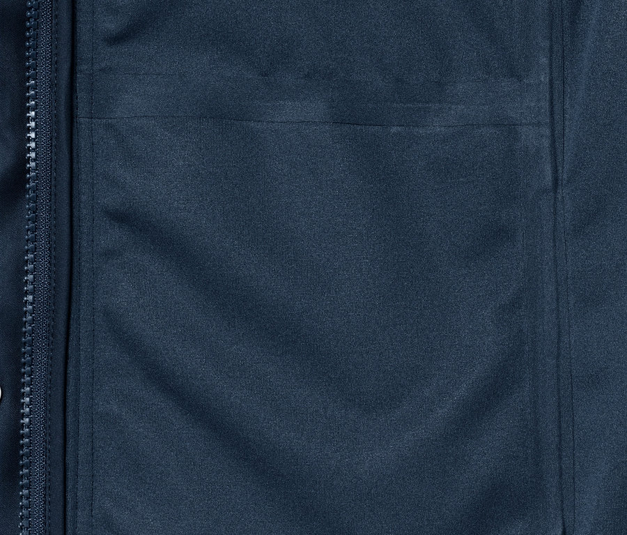 Detail modré bundy do deště s kapsou a zipem.