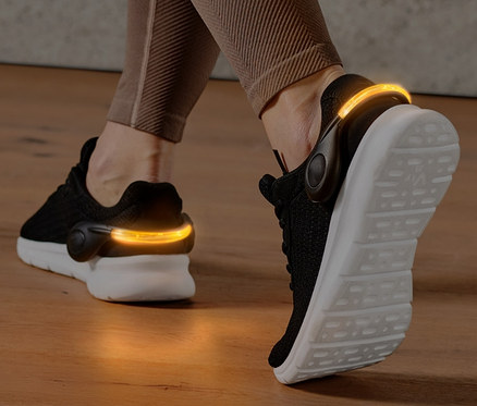 Nohy s klipy na boty s LED světlem, 2 ks, na černých botách.