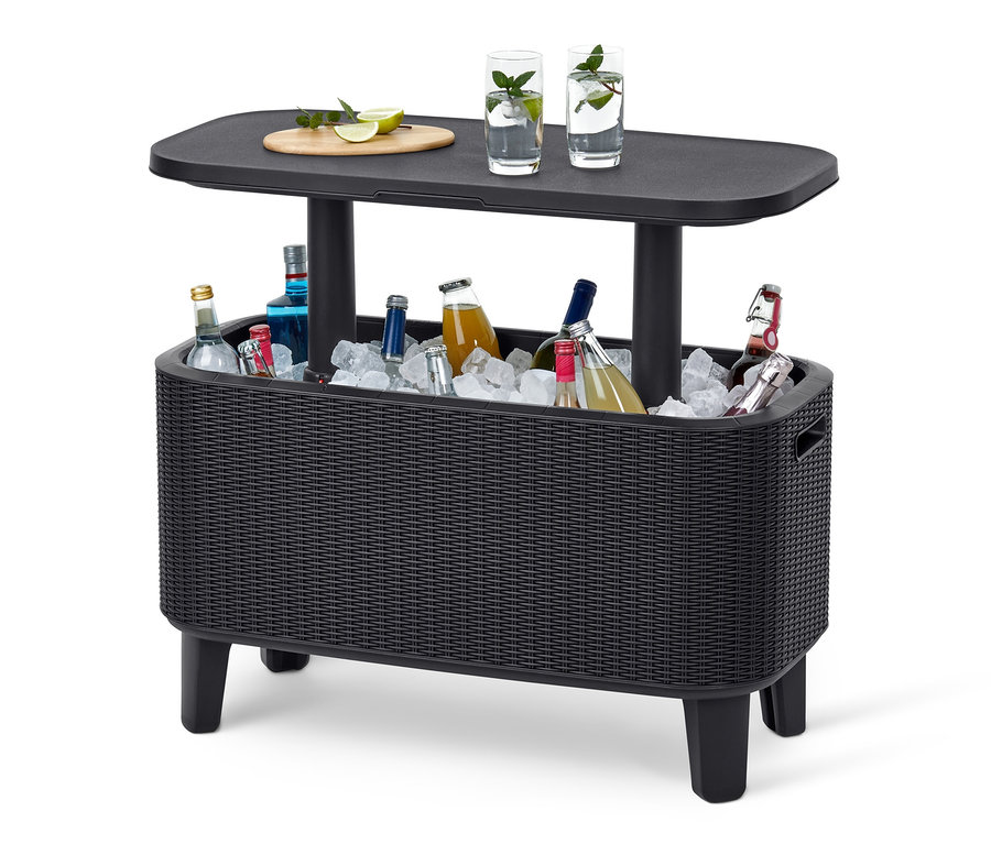 Černý chladicí bar s nápoji na ledu, dva drinky a limetka na horní desce.