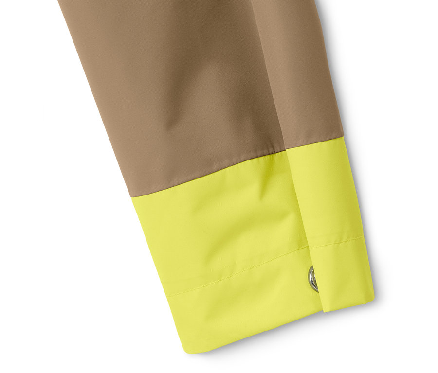 Detail rukávu bundy do deště, hnědo-žlutá barevná kombinace.