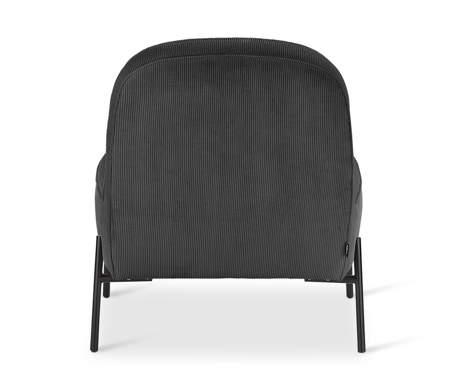 Pohled zezadu na antracitové designové křeslo s podnožkou od SCAPA.