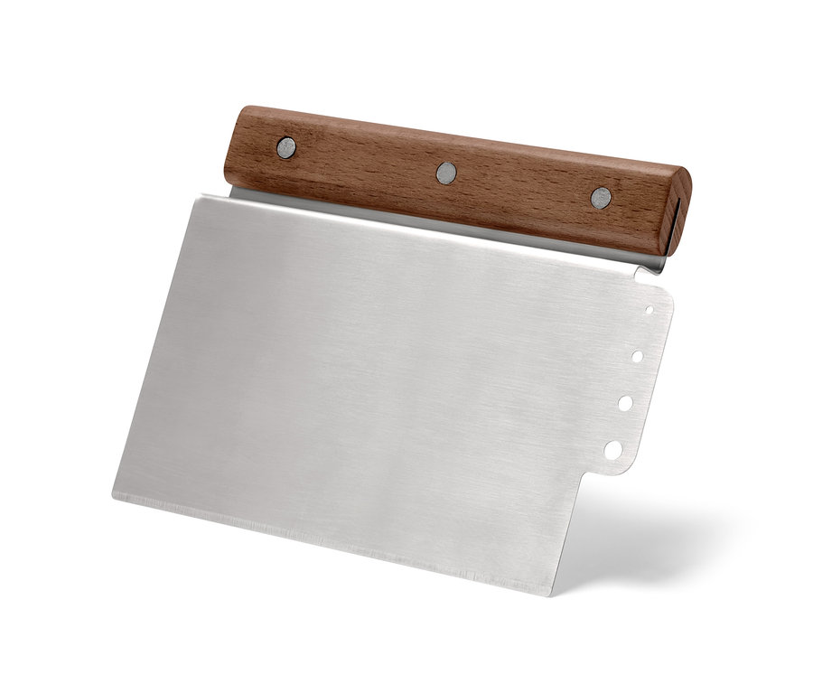 Detailní pohled na kráječ těsta 2 v 1 s dřevěnou rukojetí a kovovou čepelí.