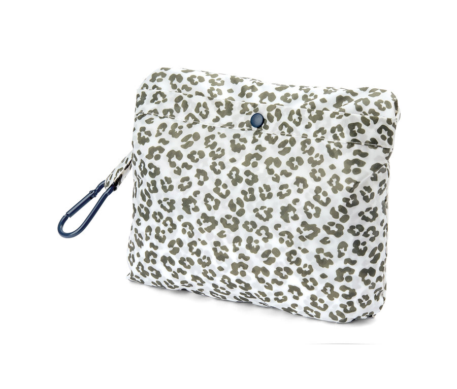 Sbalené pončo do deště s leopardím vzorem.