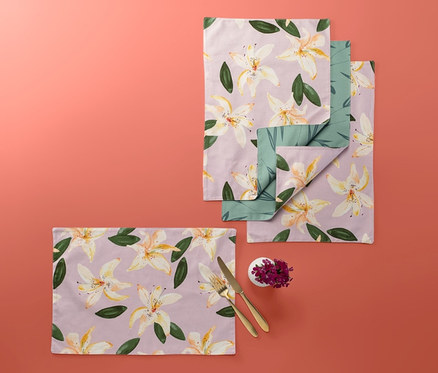 Čtyři oboustranná prostírání s květinovým vzorem na korálovém pozadí.