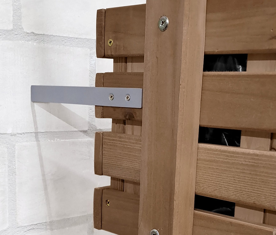 Detail stěny na živé rostliny »Tinus« s 8 truhlíky, upevněné na zdi.