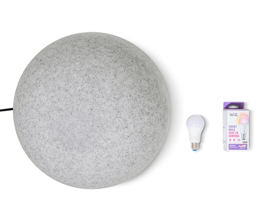 Šedé kulovité světlo, cca 45 cm, vedle žárovky a balení žárovky.