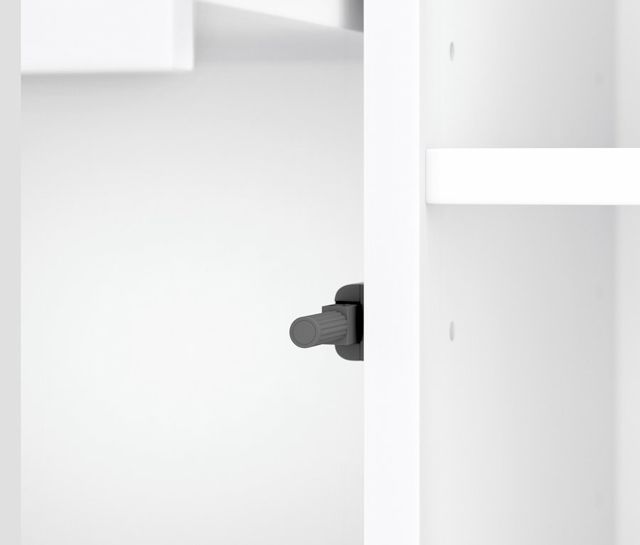 Detail bílé odkládací koupelnové skříňky s otočným knoflíkem.