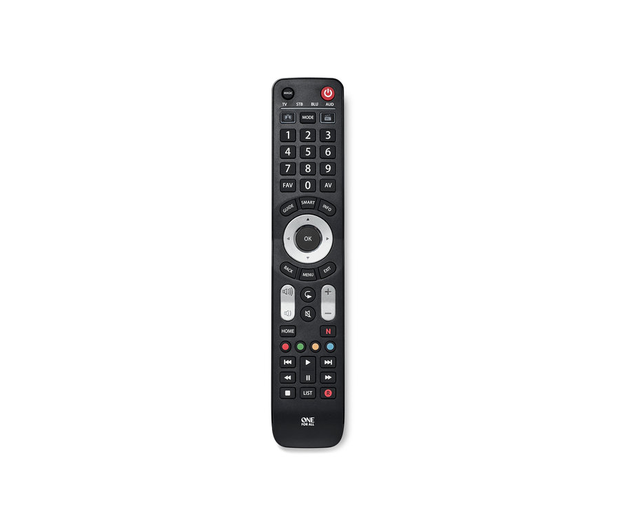Černý univerzální dálkový ovladač 4 v 1 na bílém pozadí.