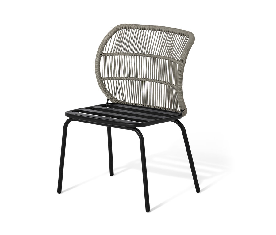 Židle s textilním výpletem s černými nohami.