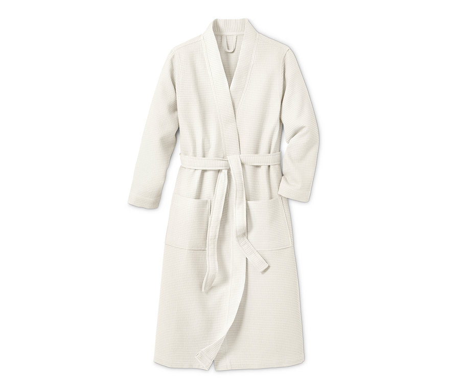 Bílý dámský župan s páskem.