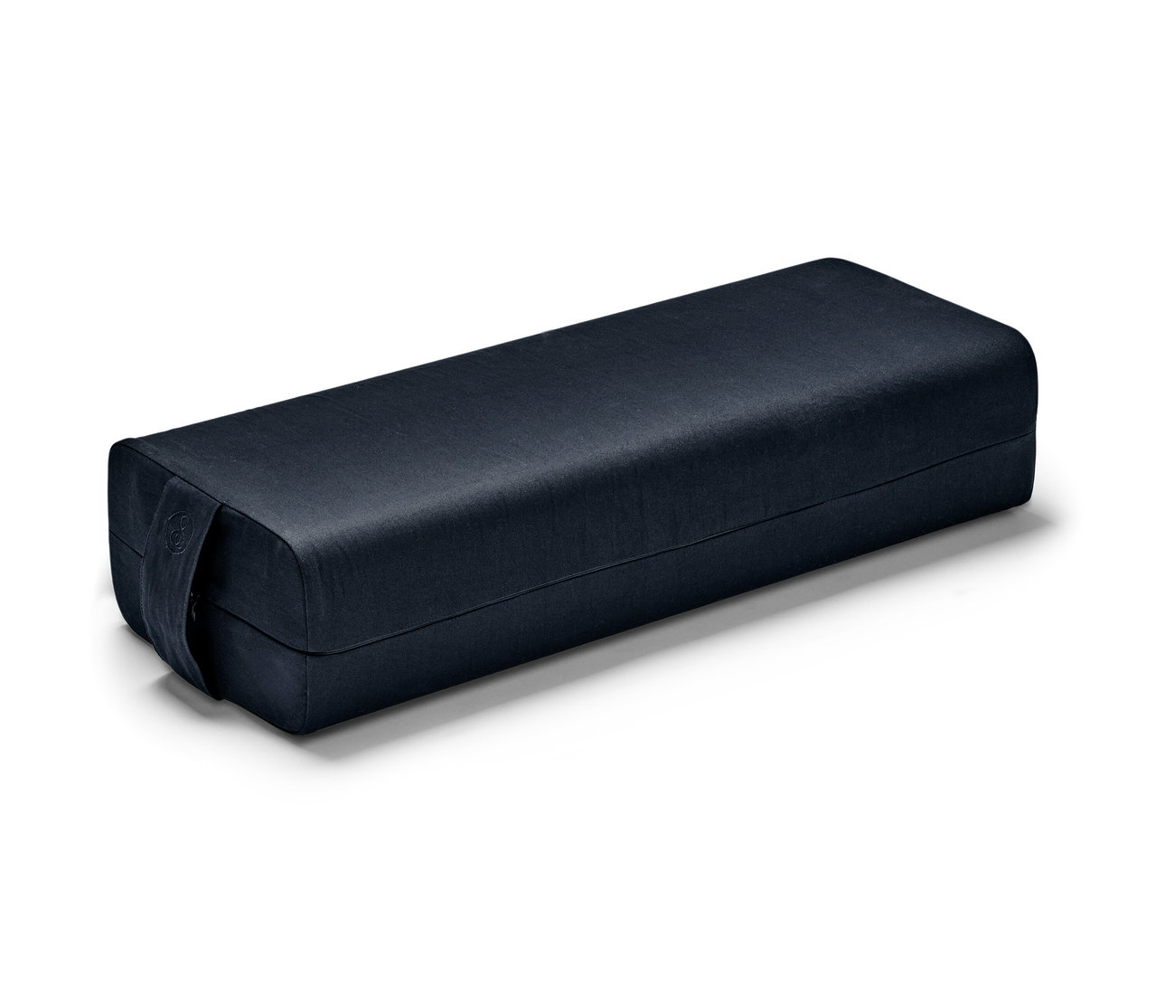 Tmavě modrý bolster na jógu.