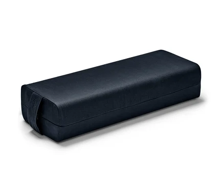 Tmavě modrý bolster na jógu.