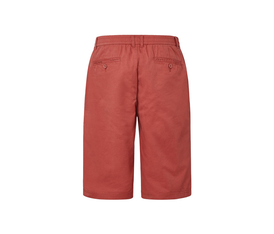 Detail zadní strany terakotových šortek chino.