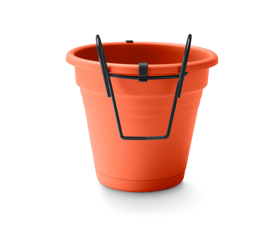 Oranžový květináč k zavěšení na balkón s černým držákem.