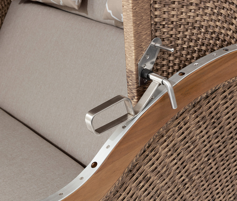 Detail prémiového plážového koše XXL se 2 vyklápěcími stolky, ukazujícího proutěný exteriér, dřevěné akcenty a béžové polštáře.