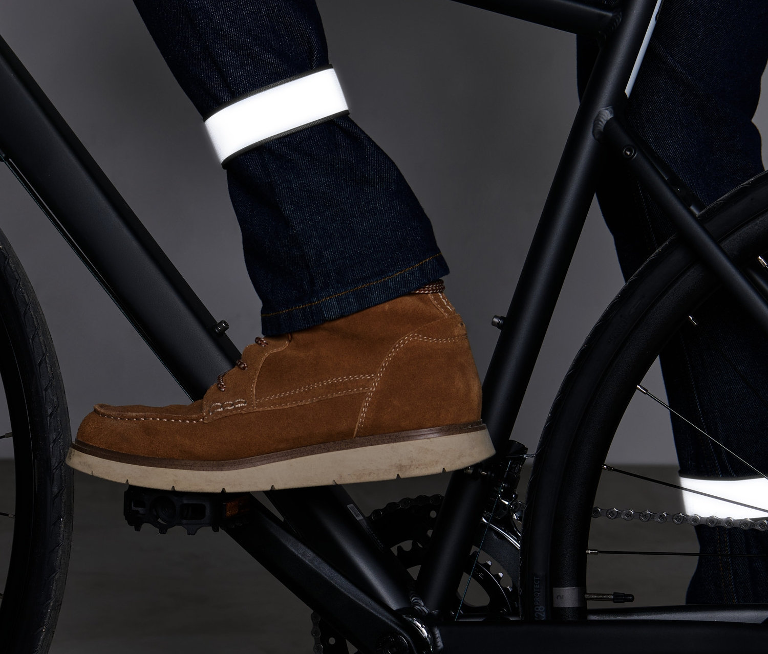 Jezdec na kole s reflexními pásky na kalhotách, 2 ks, na nohou.