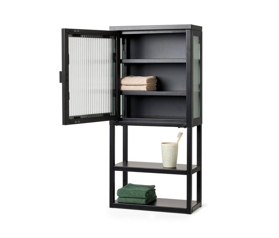 Černá nástěnná skříňka se skleněnými dvířky, s ručníky a kelímkem s kartáčkem na zuby.