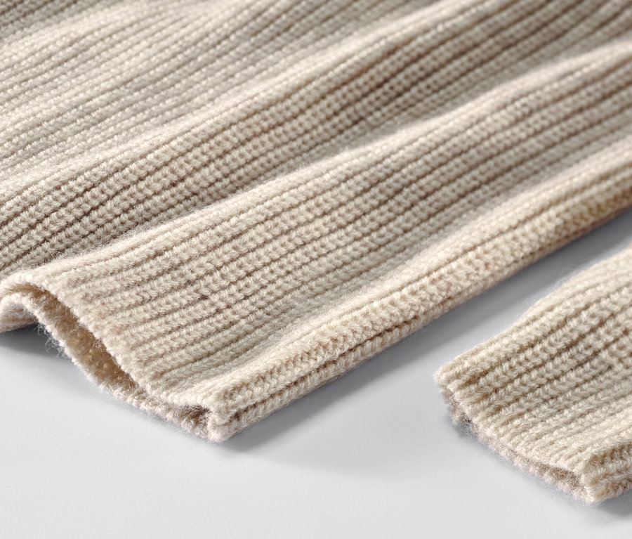 Detail dětského vlněného svetru.