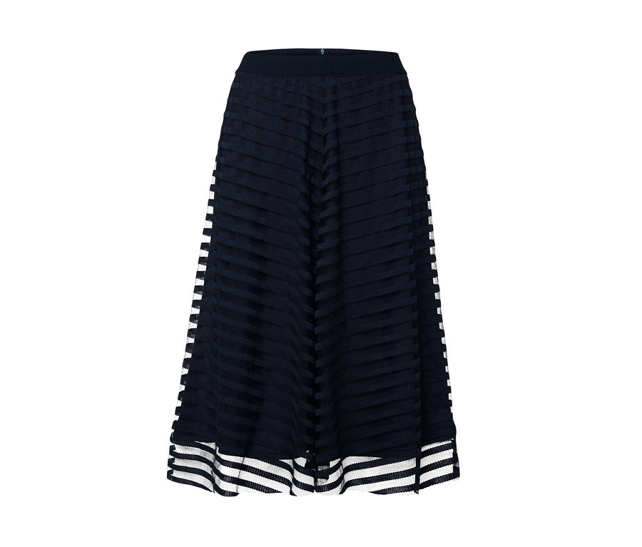 Síťovaná sukně s černými a bílými pruhy.