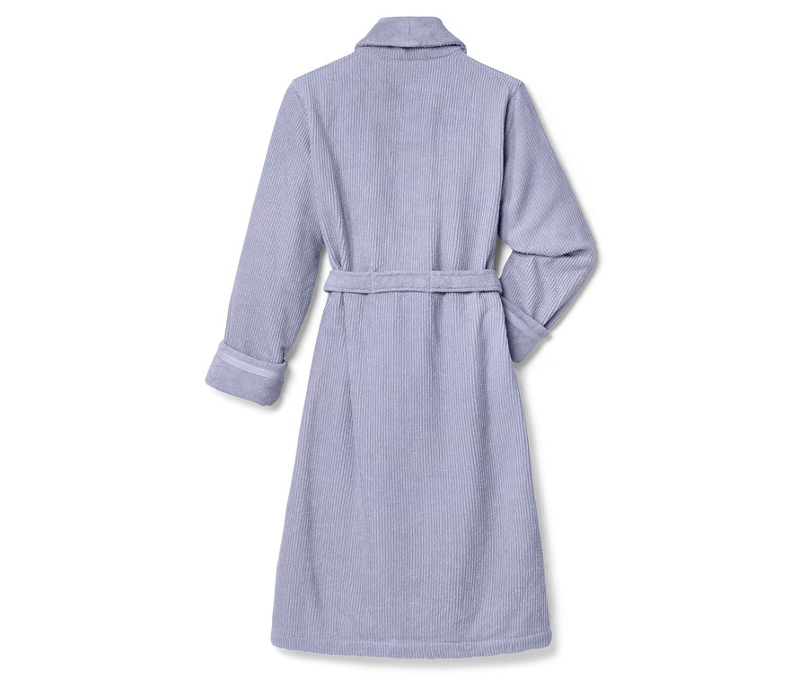 Pohled zezadu na světle fialový župan s páskem.