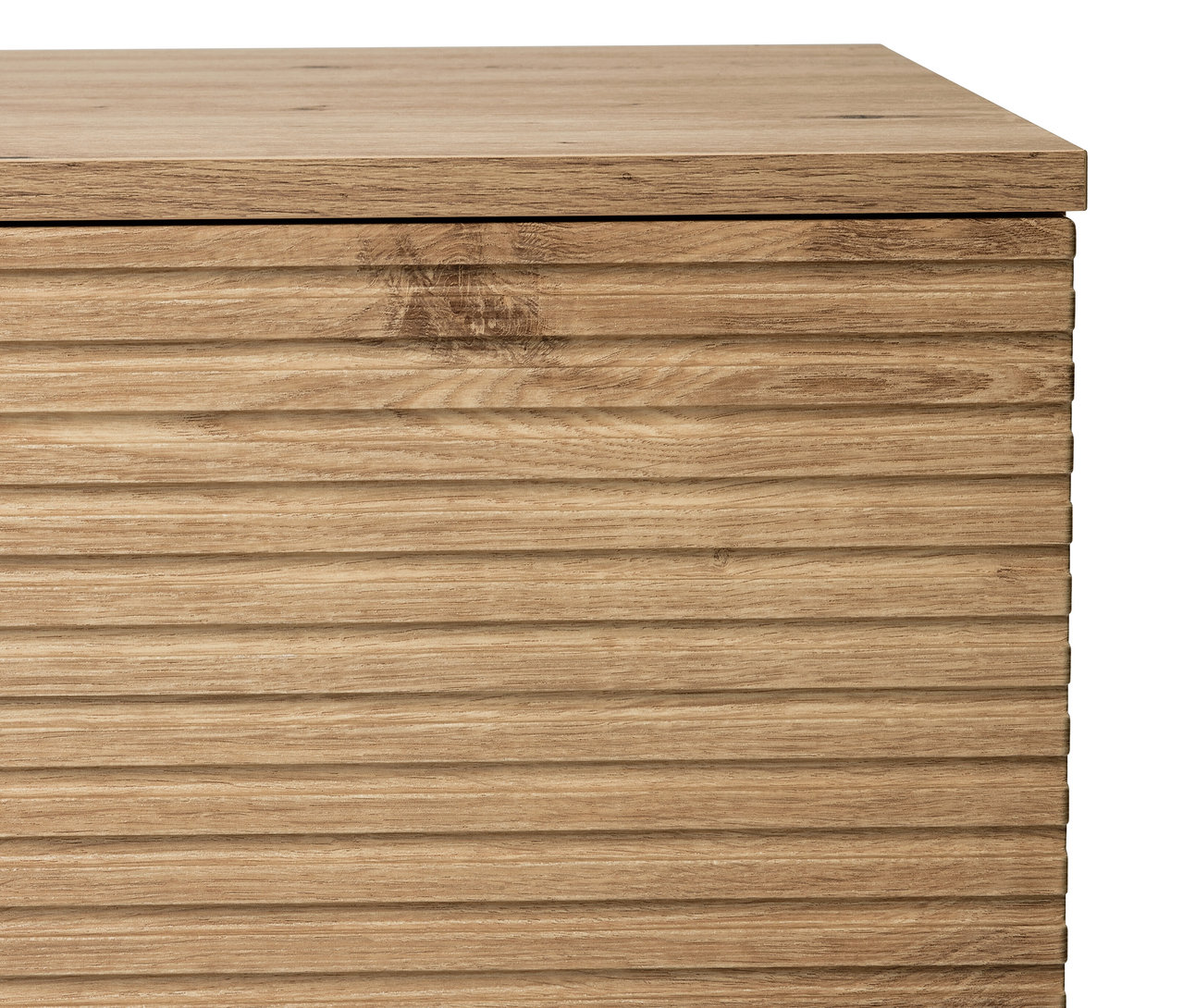 Detail bočního panelu příborníku »REET« s lamelovým vzhledem.