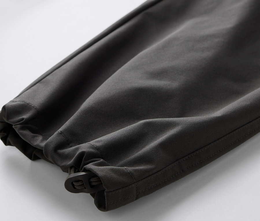 Detailní záběr na konec nohavice funkčních kalhot 2 v 1.