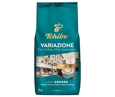Balení zrnkové kávy Tchibo Variazione s obrázky kávových specialit.